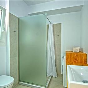 4 bedroom villa with pool and sea view in Perithia, Corfu, sleeps 9